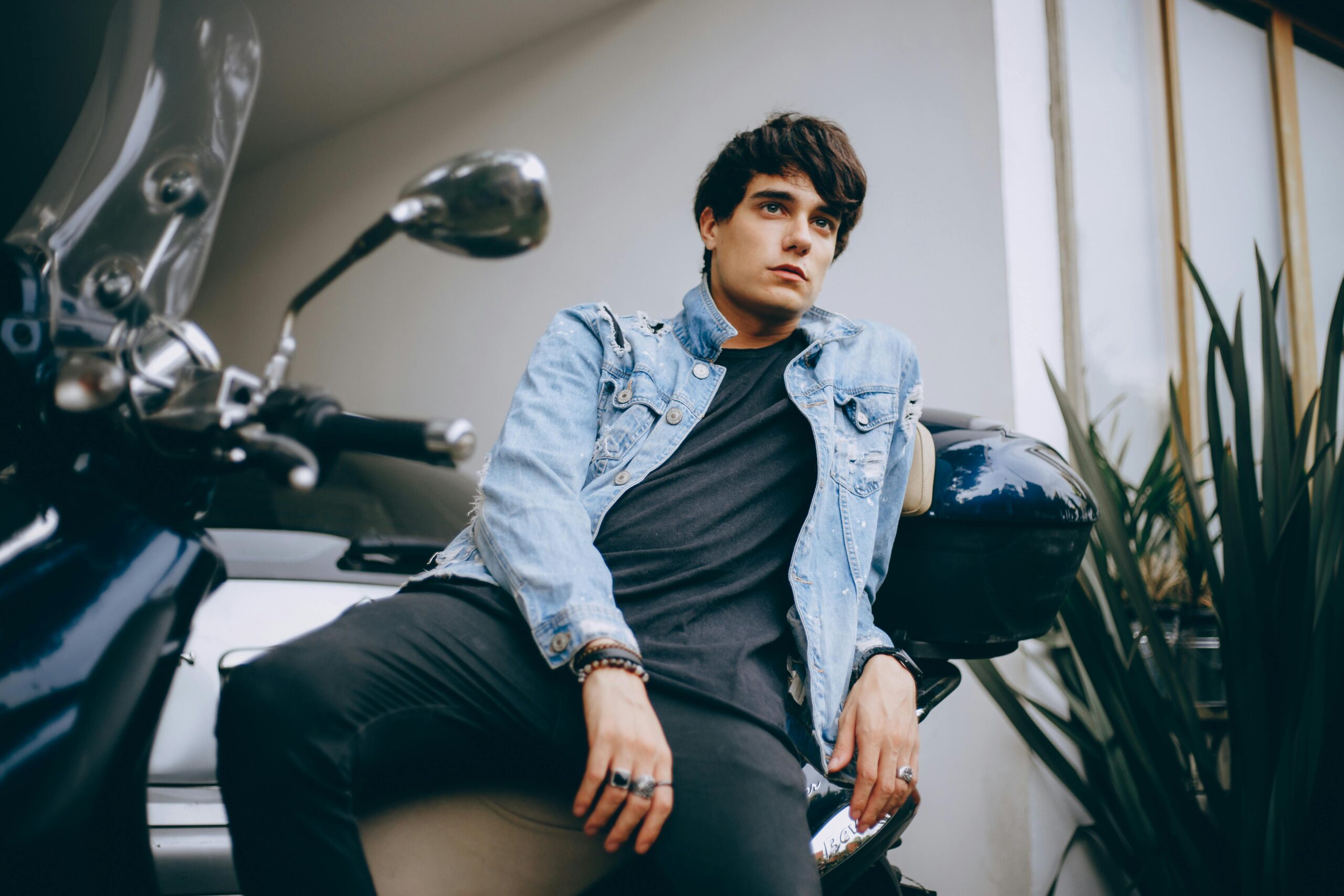 jeune homme assis su scooter